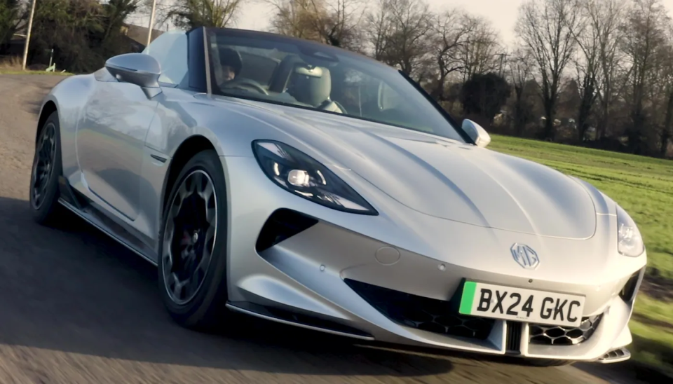 MG Cyberster fährt auf der Straße