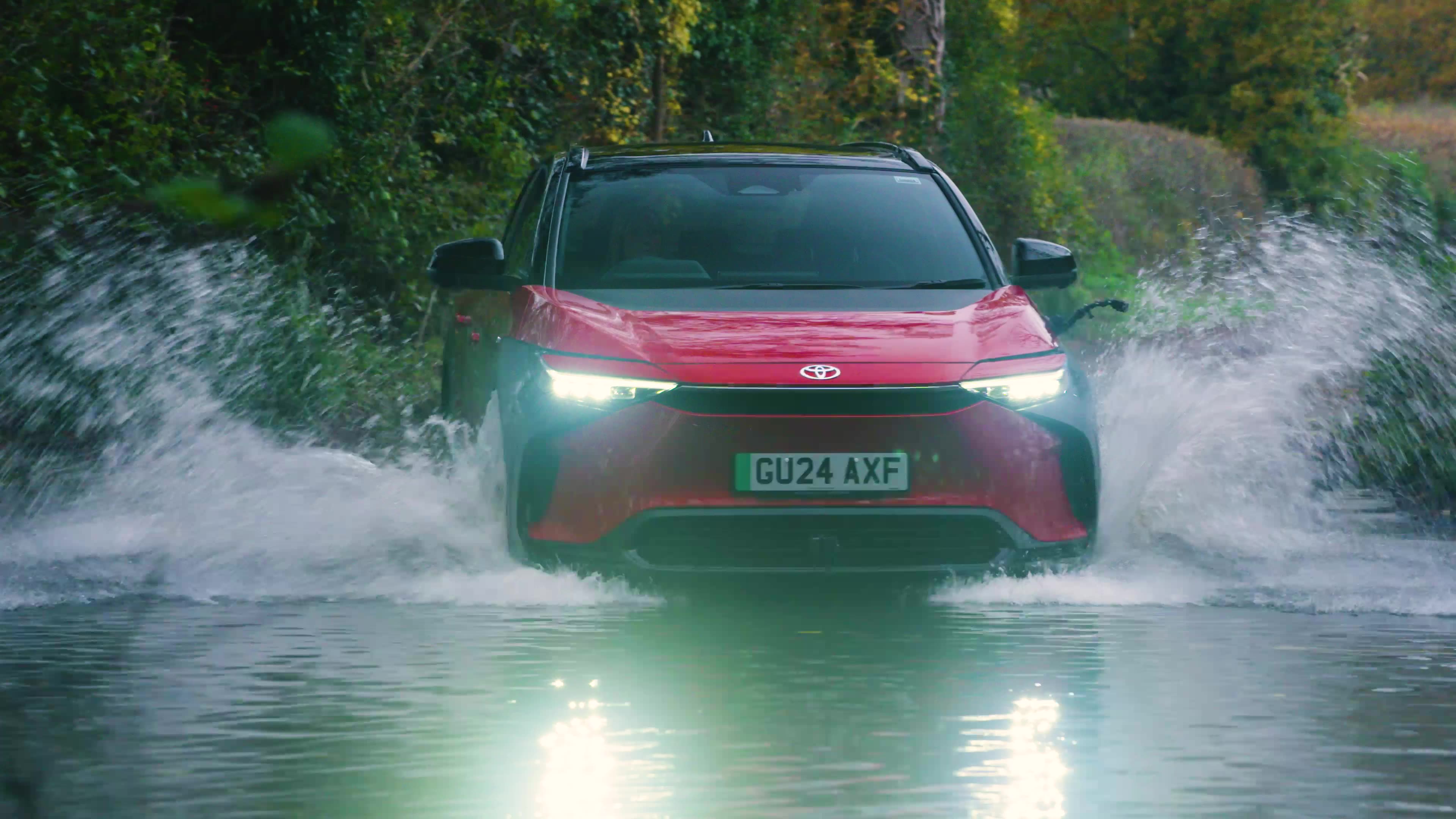 Toyota bZ4X fährt durch Wasser