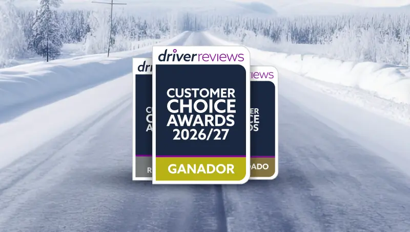 Tres insignias de los DriverReviews Customer Choice Awards 2026/27 sobre una carretera nevada, con la insignia «Ganador» delante