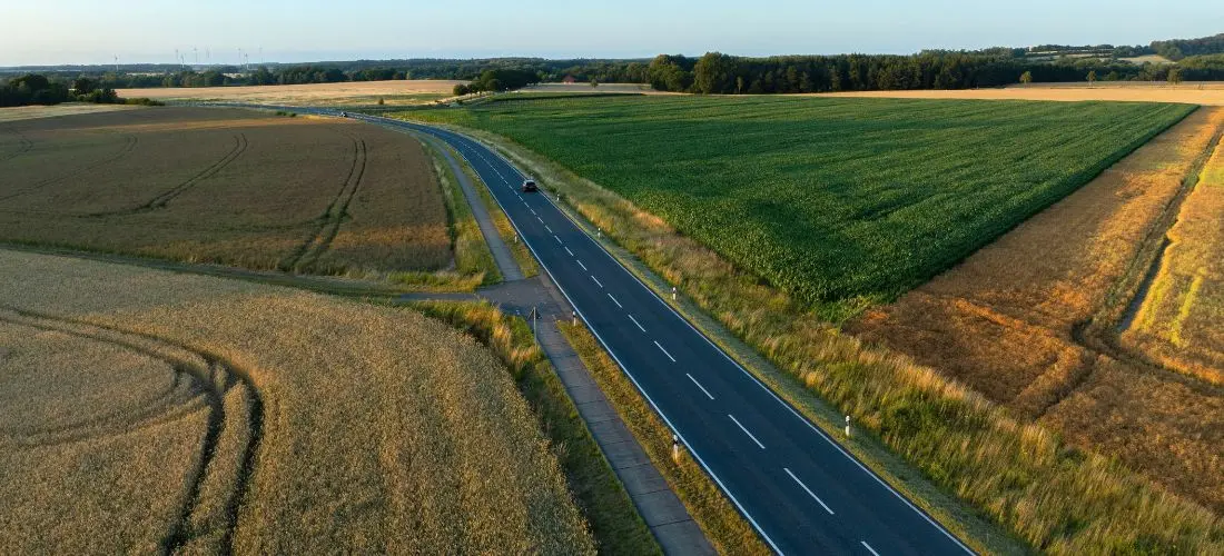Spätsommerliche Landstraße in Vogelperspektive in Königslutter in Niedersachsen