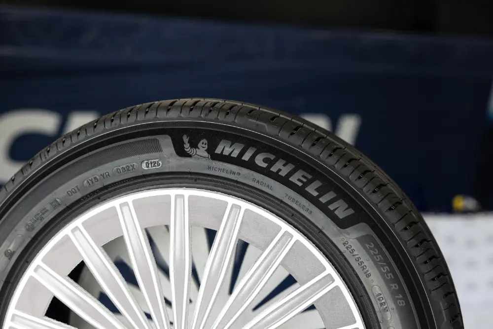 Primo piano del fianco di uno pneumatico Michelin montato su un cerchione