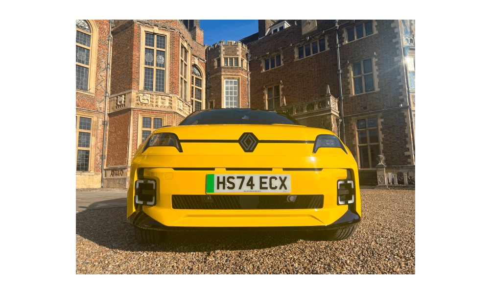 Außenansichten des Renault 5 geparkt vor einem Herrenhaus