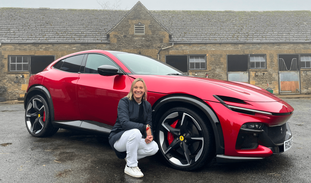 Vicki Butler-Henderson mit dem Ferrari Purosangue