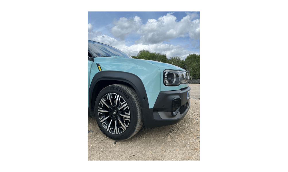 Vorderrad und Grill des grünen Renault 4