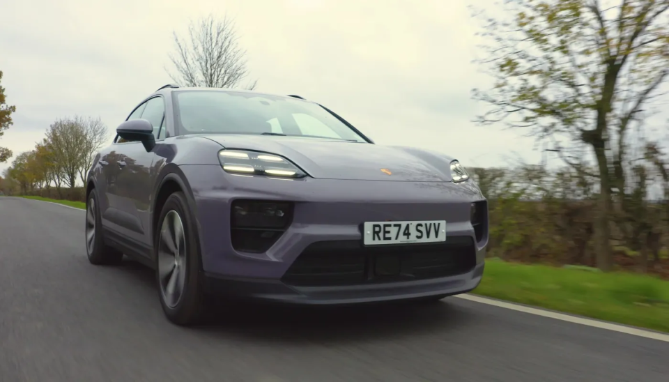 Porsche Macan 4 Electric fährt auf der Straße