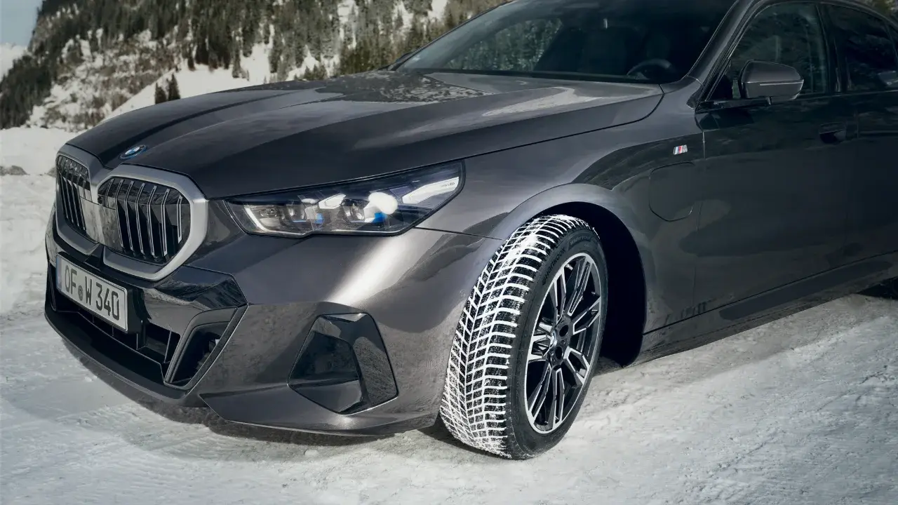 Neumáticos Hankook Winter i*cept evo 4 montados en un vehículo gris aparcado en un camino nevado