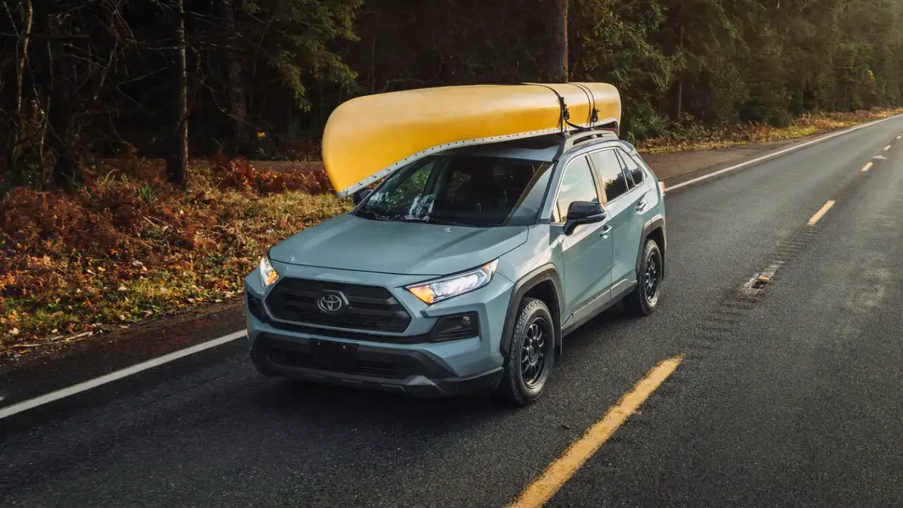 Pneumatici BFGoodrich Trail-Terrain T/A+ montati su una Toyota blu che trasporta una canoa
