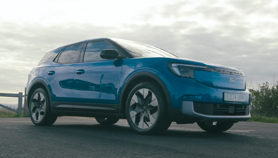 En eldriven Ford Explorer parkerad på gatan