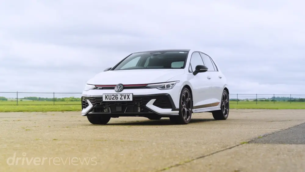 Volkswagen Golf GTI Edition 50 in Weiß, Frontansicht schräg von vorne, geparkt am Flugplatz Duxford
