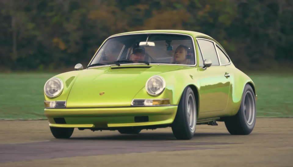 Un Porsche 911K circula por un circuito de carreras