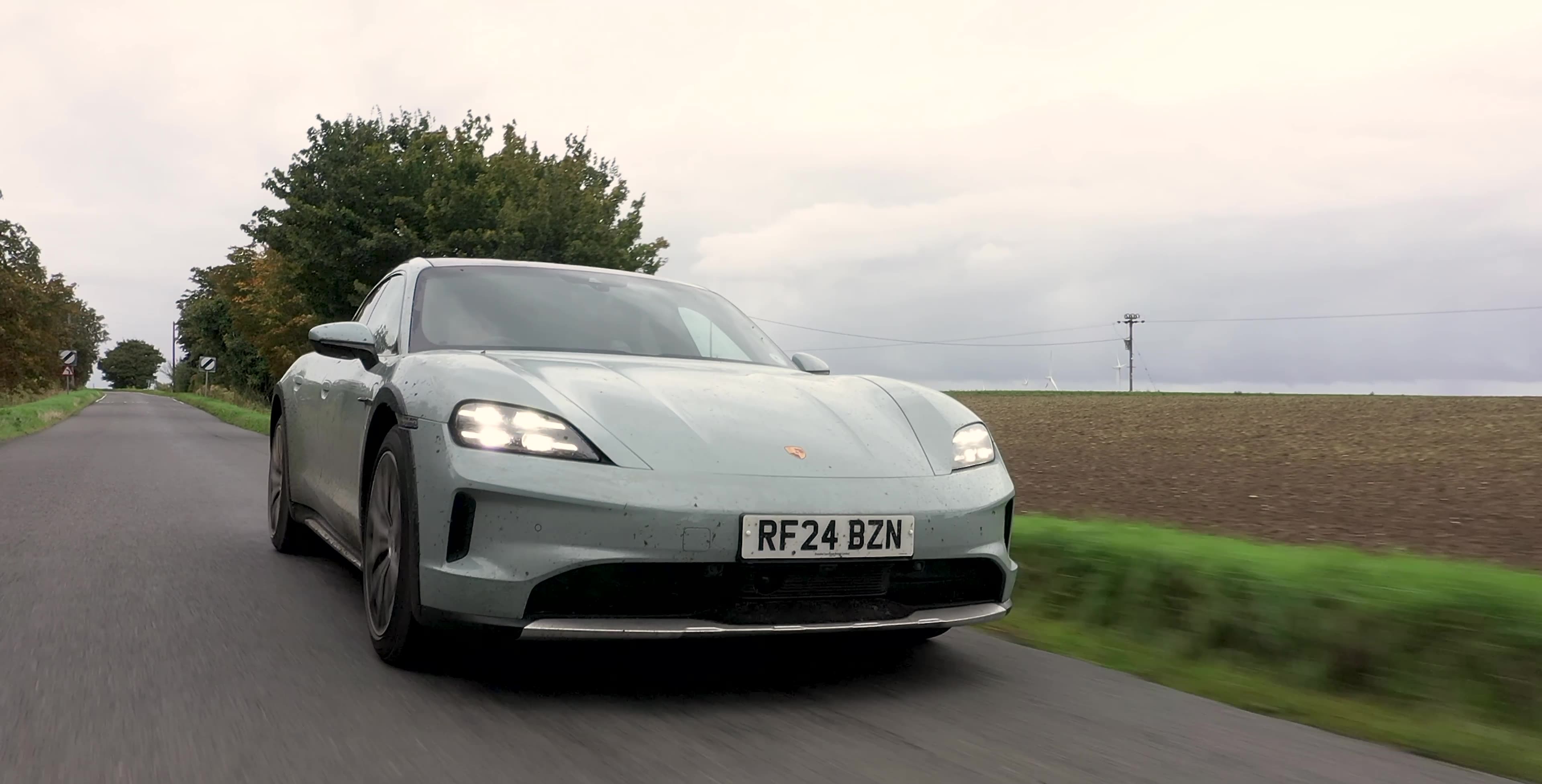 Porsche Taycan fährt auf der Straße