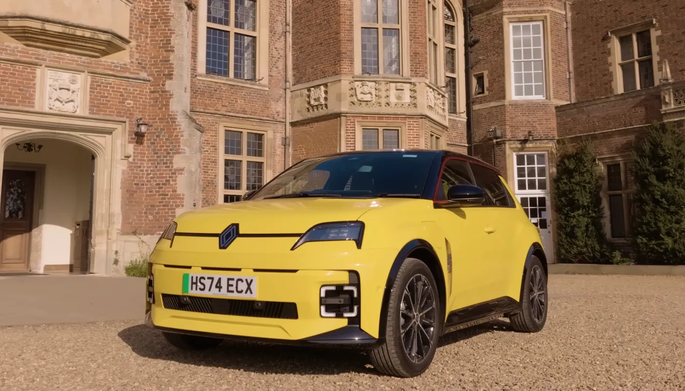 Vederi exterioare ale modelului Renault 5 parcat în fața unei vile