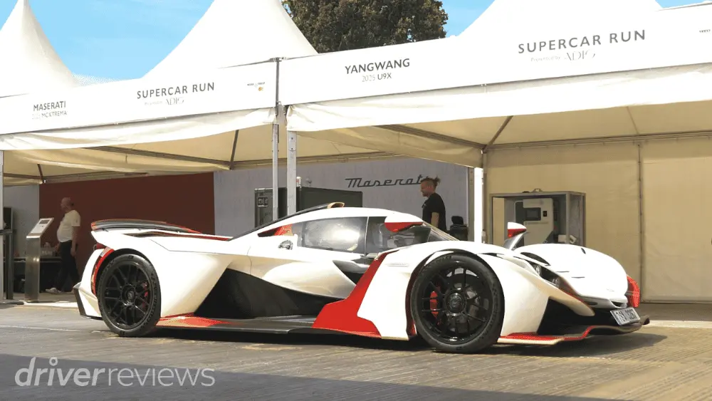 Praga Bohema nei colori bianco e rosso, esposta sotto un tendone per eventi, con un design aerodinamico ben visibile.