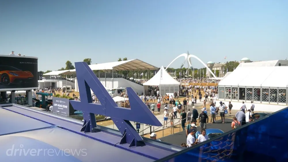La pubblicità Alpine svetta sul sito del Goodwood Festival of Speed e segna il debutto del prototipo di sviluppo della prossima generazione dell’Alpine A110.