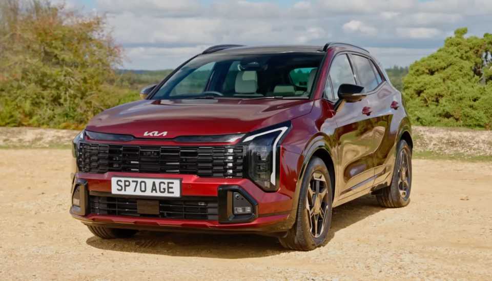 Kia Sportage GT-Line S SUV rojo en carretera sin asfaltar, vista frontal