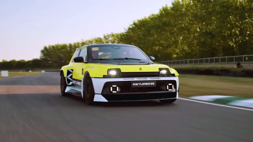 Renault 5 Turbo 3E, framifrån, i gult på Goodwood Motor Racing Circuit