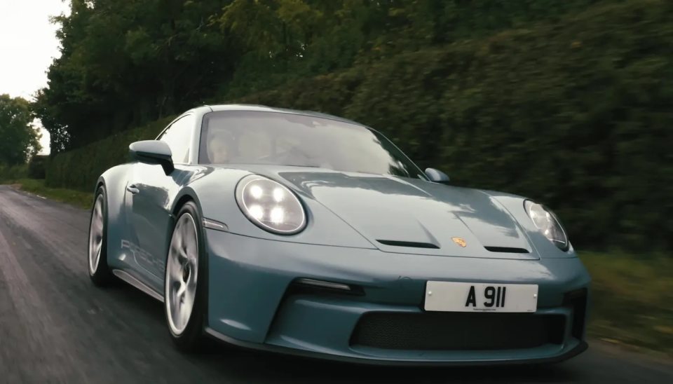 Der Porsche 911 S/T fährt auf der Straße