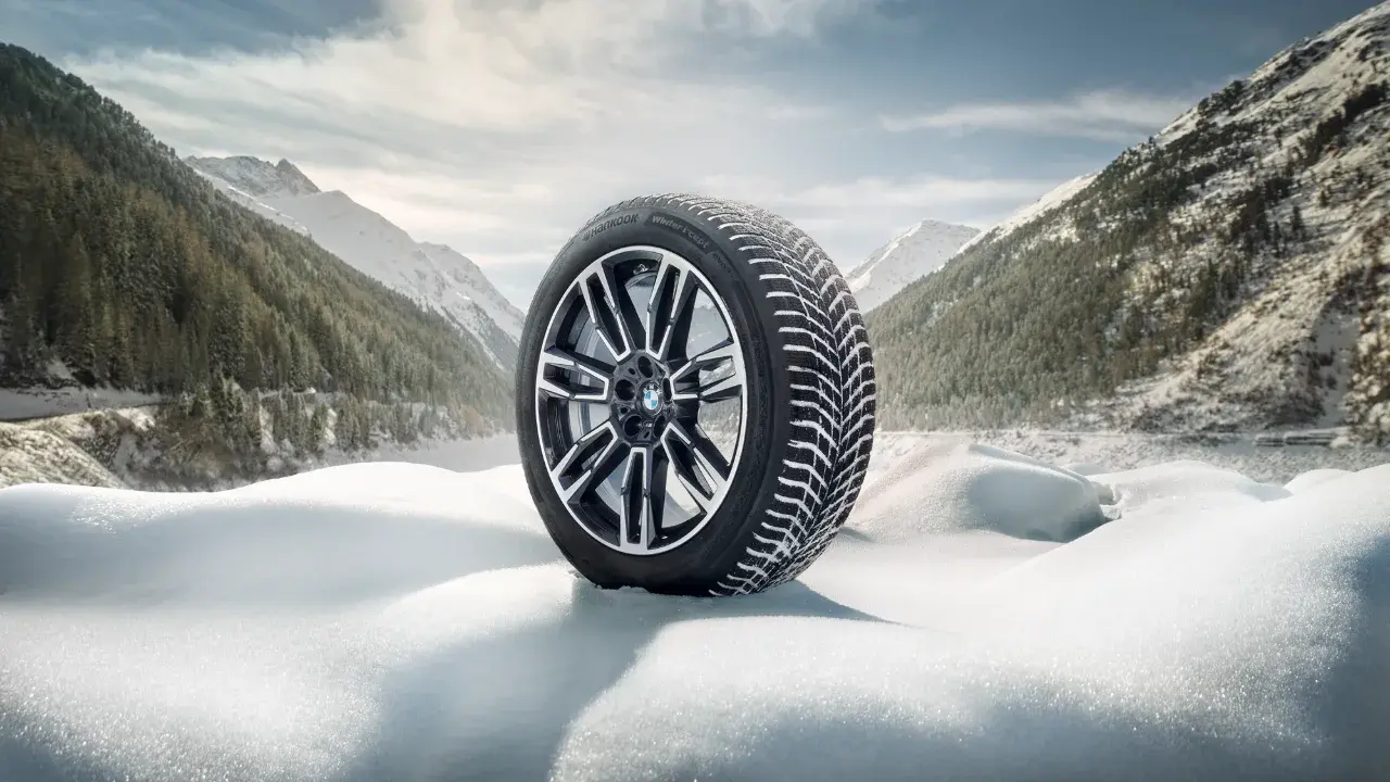 Neumáticos Hankook Winter i*cept evo 4 sobre la nieve, con montañas y colinas nevadas al fondo