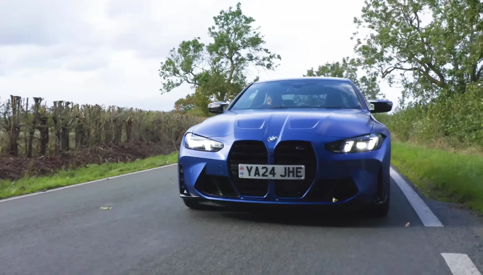 BMW M4 Competition fährt auf der Straße