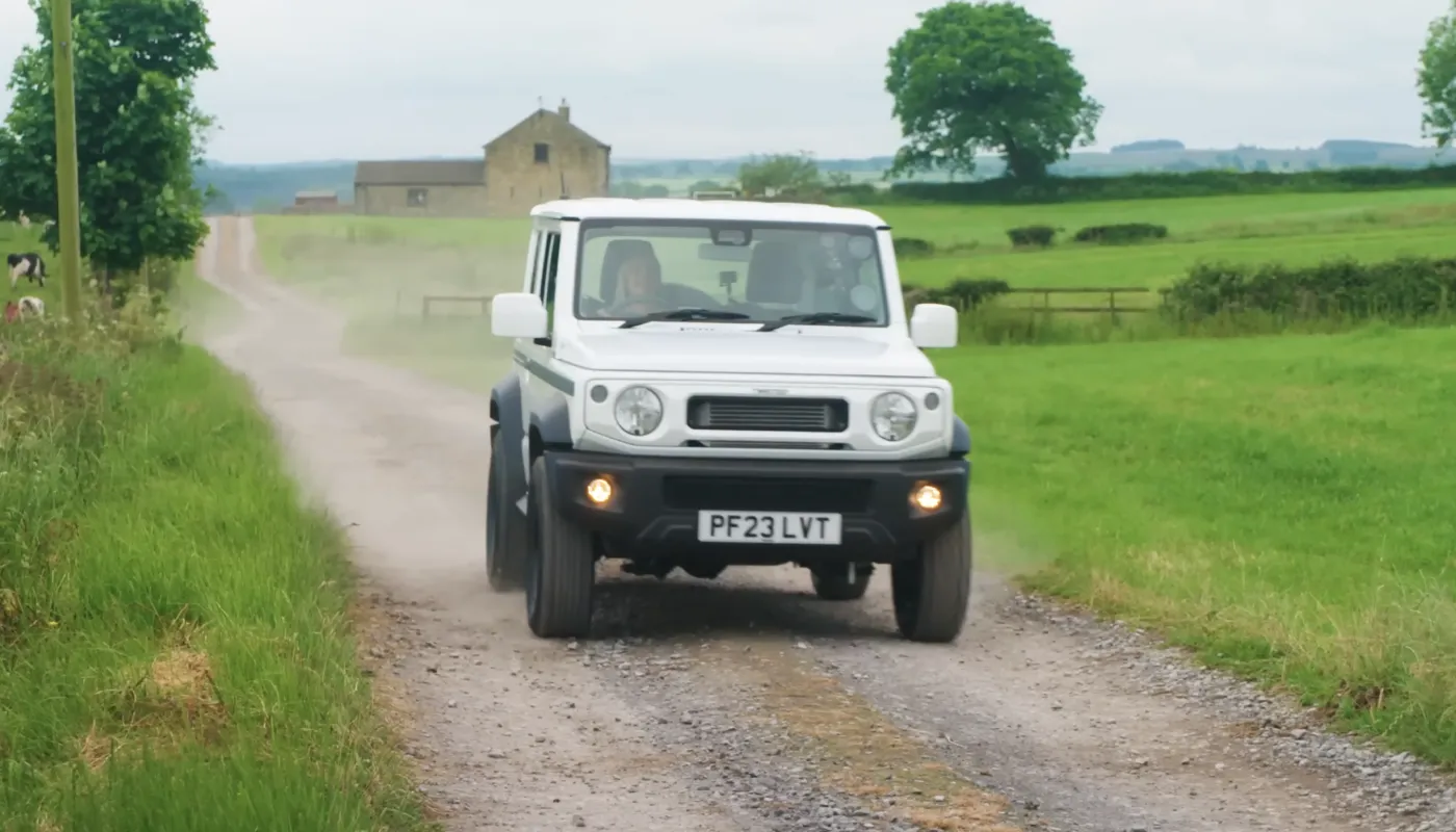 En Suzuki Jimny från Twisted kör på en landsväg