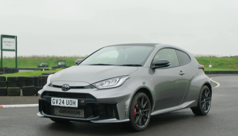 Toyota GR Yaris rulează pe un circuit de curse