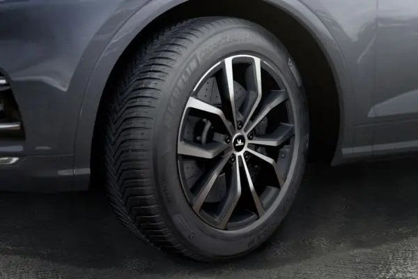 Michelin CrossClimate SUV auf einem grauen Auto montiert