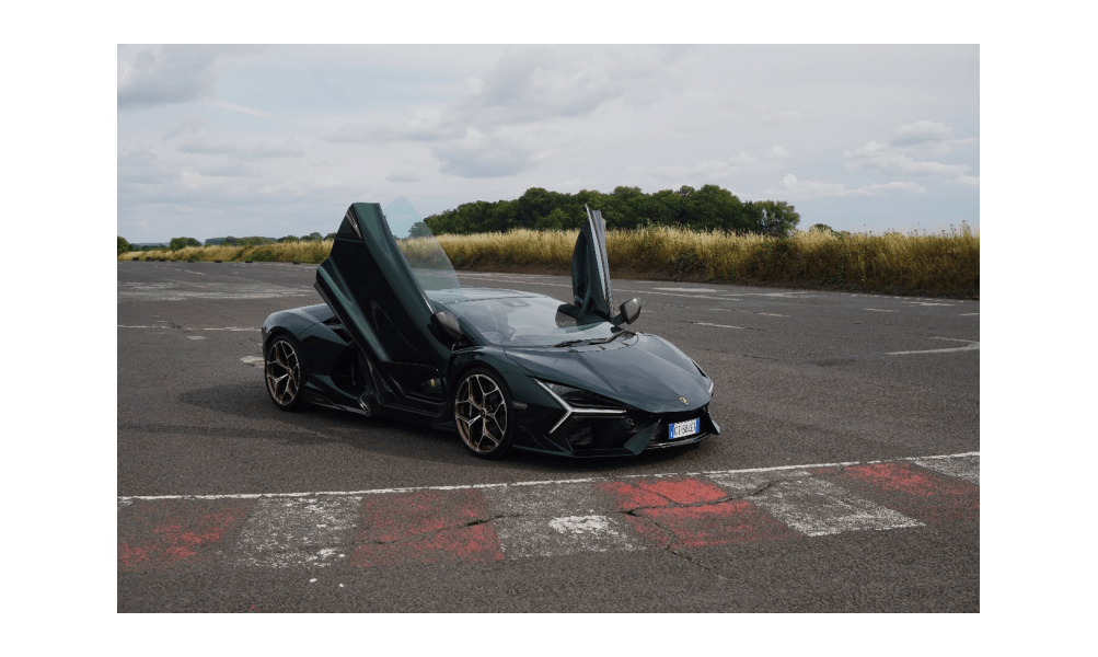 Ein Bild des Lamborghini Revuelto, der auf einer Rennstrecke geparkt ist