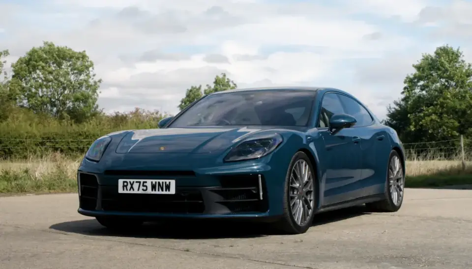 Porsche Panamera 4 E-Hybrid sobre hormigón, vista frontal