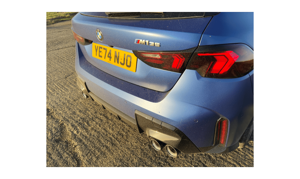 Außenansicht des BMW M135 von hinten