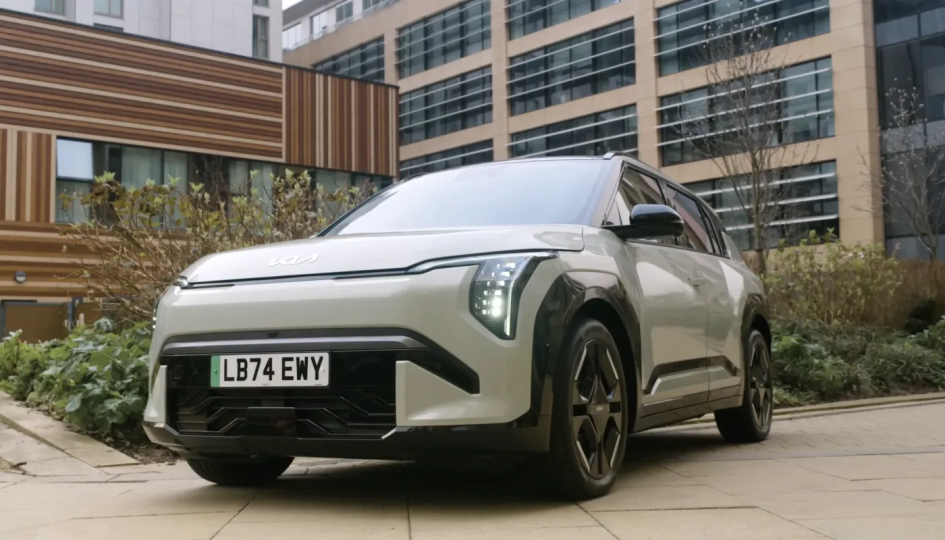 La Kia EV3 GT-Line S durante i test davanti a un edificio moderno